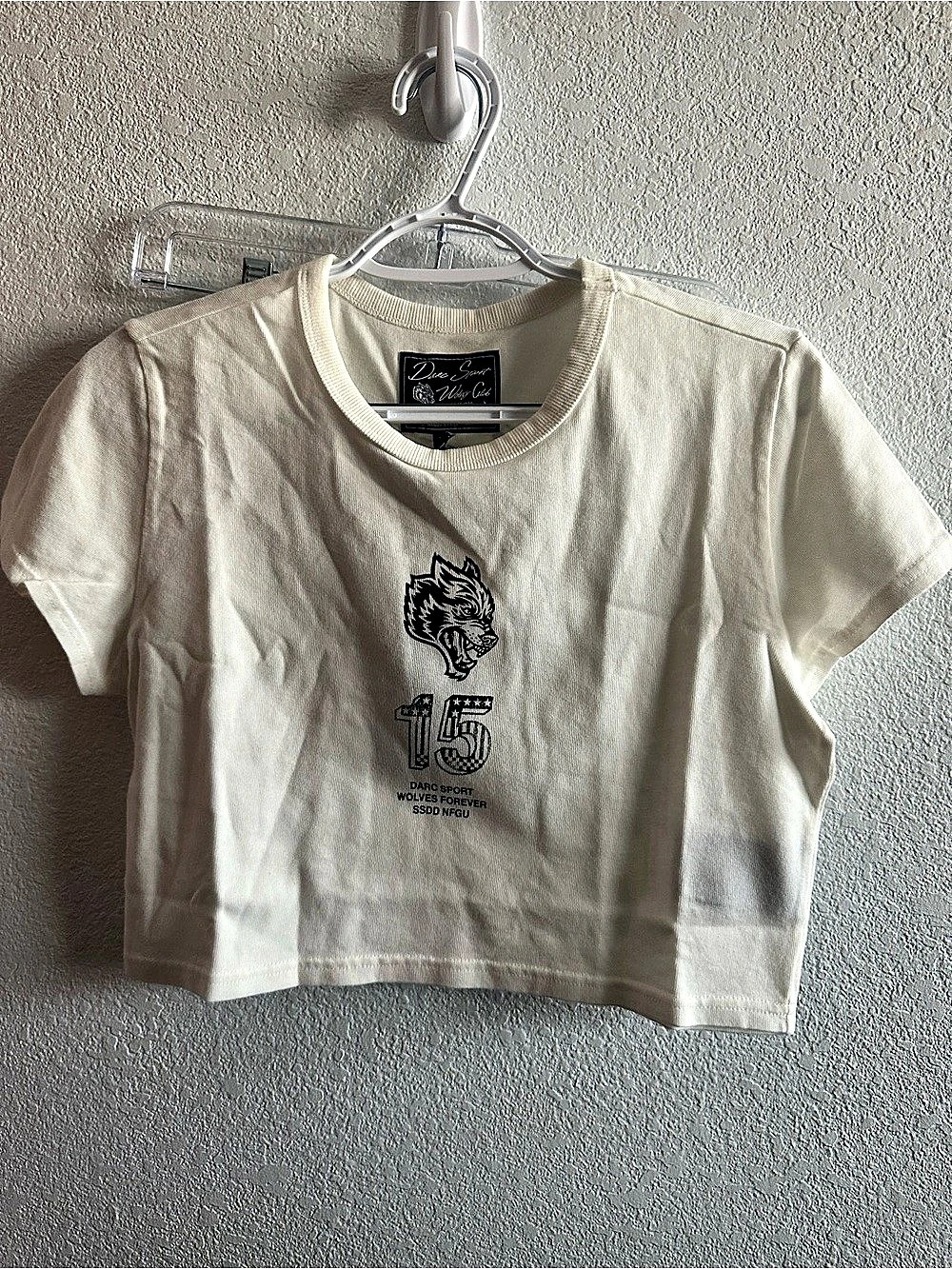 Darc Sport Wolf Club 15th Anniversary Graphic Crop Tee in Cream Size Medium NWT